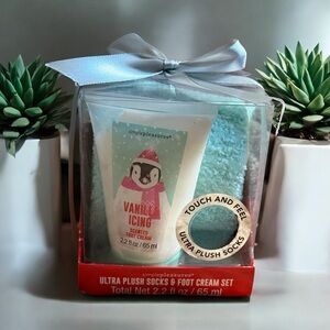 Simple Pleasures Ultra Plush Socks & Foot Cream Gift Set